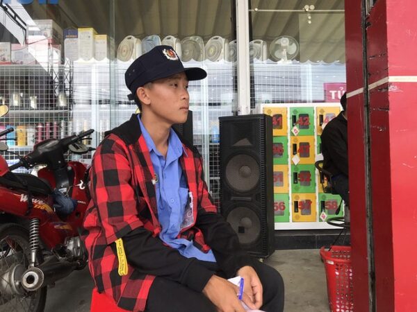 Anh bảo vệ bị dàn cảnh trộm cùng lúc 2 xe máy: 'Em sẽ cố đền...'